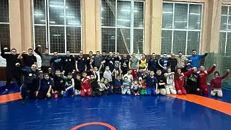 Спортен турнир по борба призовава младите да кажат „Не!“ на наркотиците и насилието