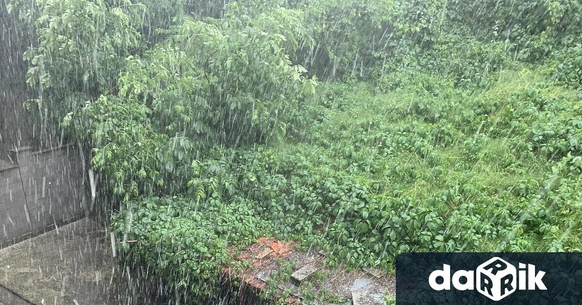 Силен дъжд примесен с градушка се изля над Плевен към