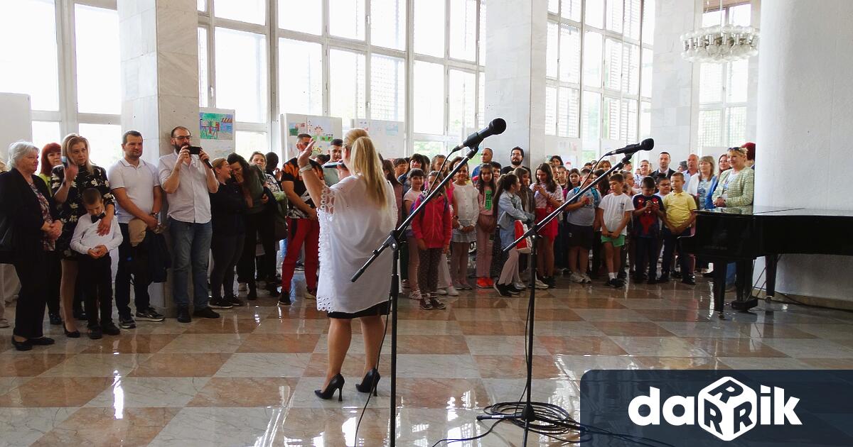 В Нова Загора бе открита вдъхновяваща изложба на детски рисунки