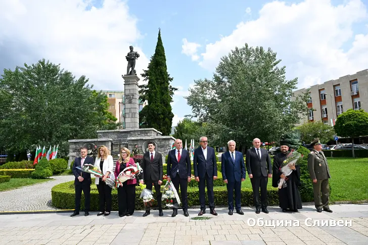  Сливен се поклони пред подвига на Ботев и починалите за свободата на България 