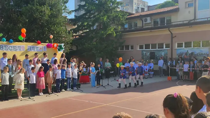  В НУ „ Христо Ботев “ означиха последния образователен ден за учениците от 1 до 3 клас 