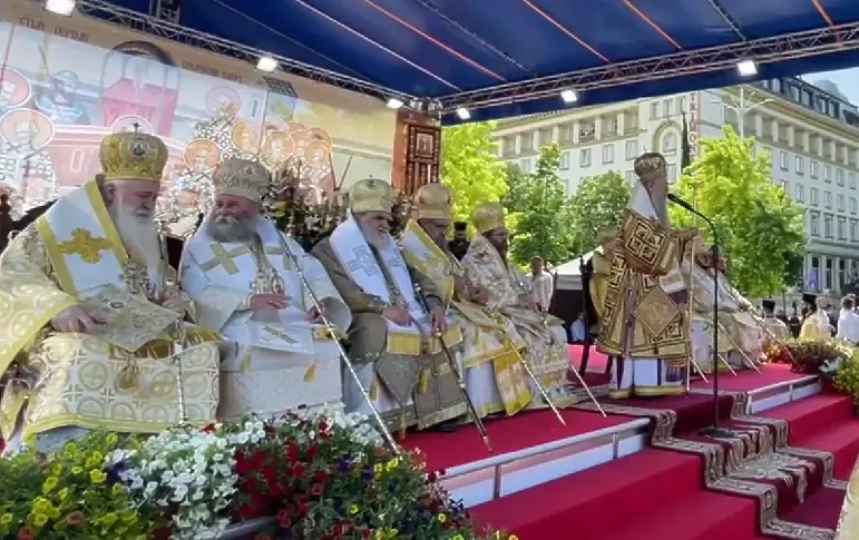 По време на тържествената литургия в Пловдив: Митрополит Николай провъзгласи Симеон II за обединител на държавата и Църквата