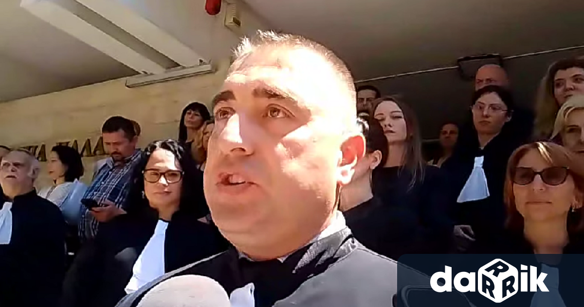 Точно в 12 00 ч пред Съдебната палата в Пловдив адвокатите