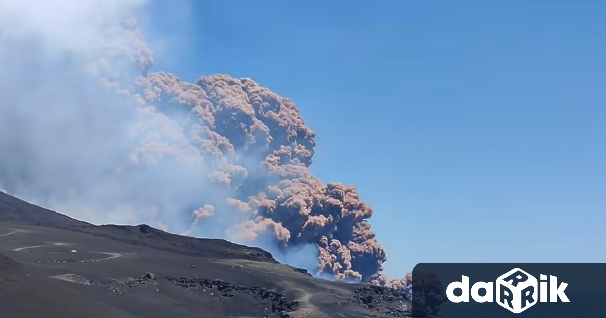 Мощно изригване на вулкана Етнабеше наблюдавано в понеделник съобщават италианските