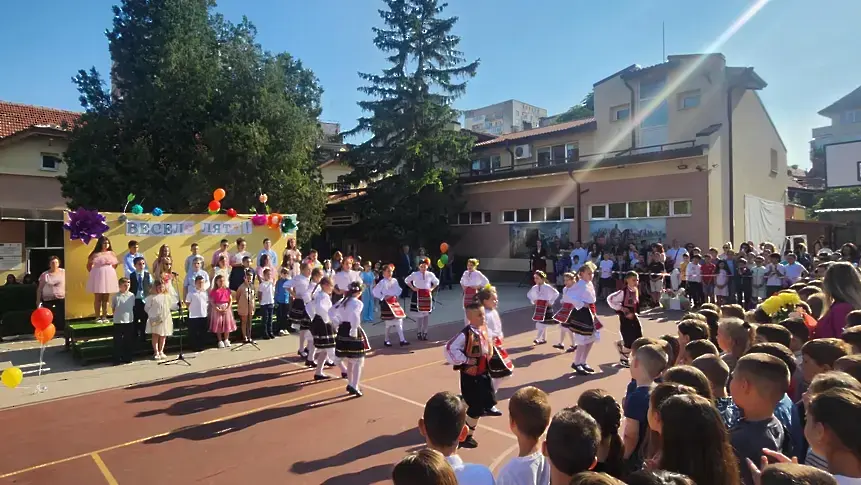  В НУ „ Христо Ботев “ означиха последния образователен ден за учениците от 1 до 3 клас 