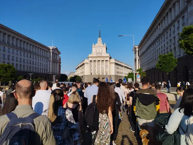  Протест на млади медици спря придвижването в сърцето на столицата 