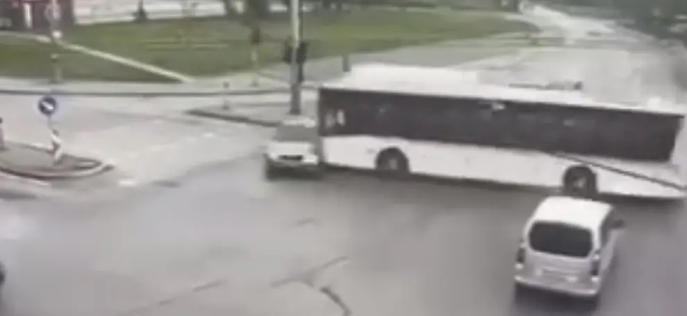 Автобус на градския транспорт помете кола в София, има загинал (ВИДЕО)