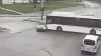 Автобус на градския транспорт помете кола в София, има загинал (ВИДЕО)