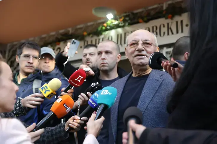 Хората на Доган обсъждат на среща създаването на нова партия