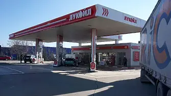 Ден след призива на Пеевски: КЗП се самосезира за цените на „Лукойл“