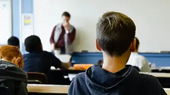 МОН подготвя затягане на дисциплината в клас