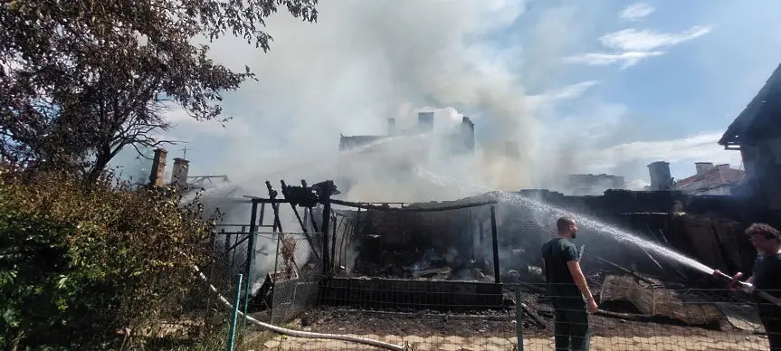 Пожар изпепели четири къщи и няколко постройки в пловдивския квартал „Прослав“
