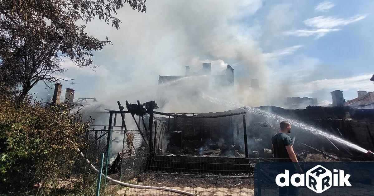 Пожар унищожи четири жилищни сгради и няколко стопански постройки в