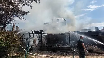 Пожар изпепели четири къщи и няколко постройки в пловдивския квартал „Прослав“