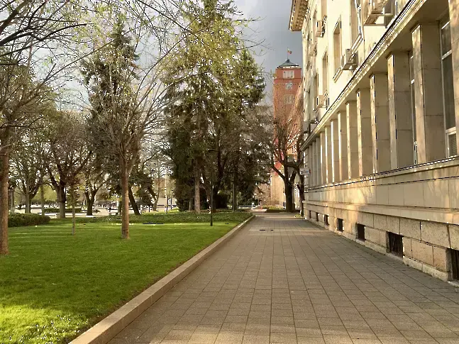В събота около обед валежите ще спрат и облачността ще се разкъса и намалее