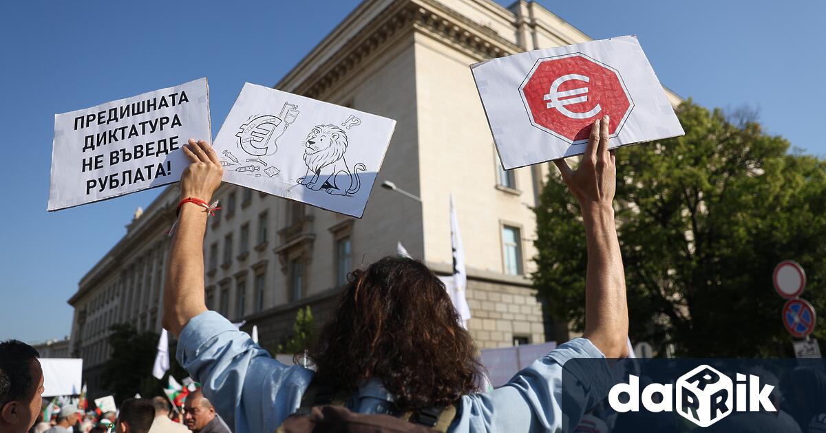 С викове убийци и оставка граждани протестиращи срещу еврото блокираха