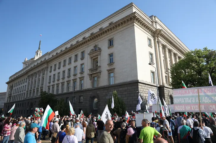  Преди отчета за еврото: Поддръжници на лв. стачкуват в центъра на София 