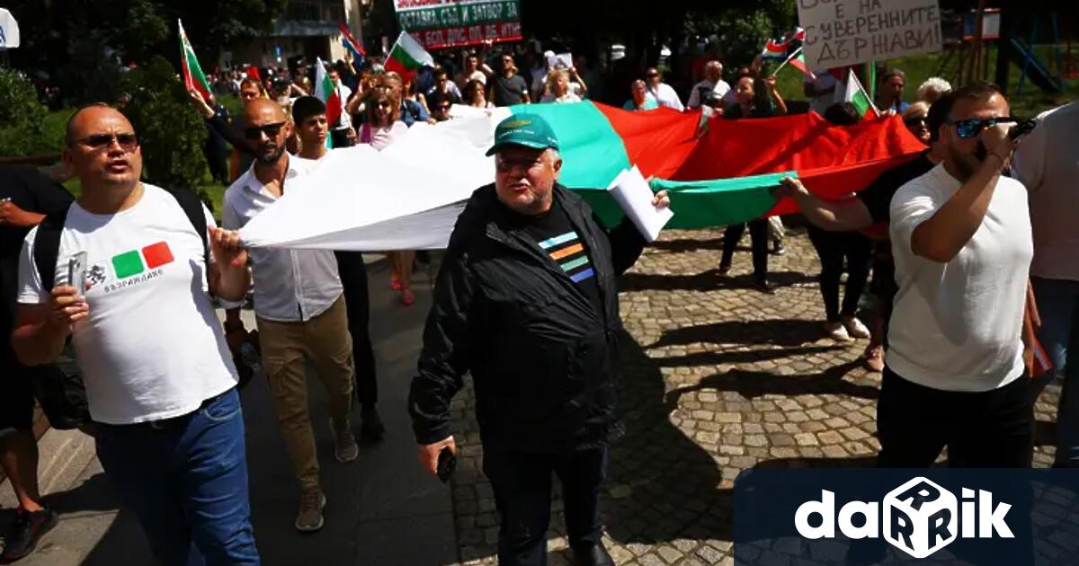 Симпатизанти на Възраждане се събраха пред централата на ГЕРБ в