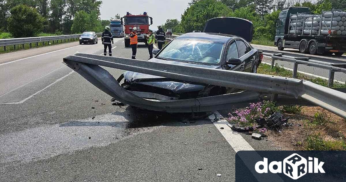 Катастрофа затруднява движението и към Варна и към София на