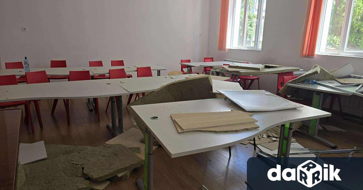 Част от окачен таван на кабинет в Музикалния корпус на