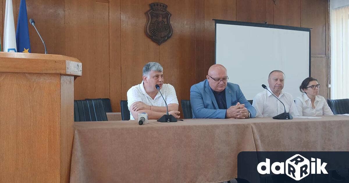 Кметът на община Видин д р Цветан Ценков и целият му