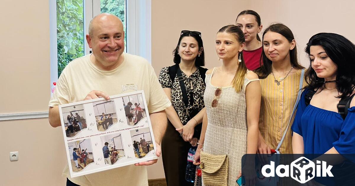 На официална церемония кметът Калин Каменов и директорът на Симфониета