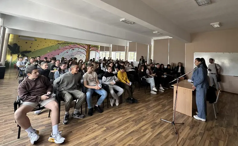 Актрисата Гергана Стоянова посети училища във Враца