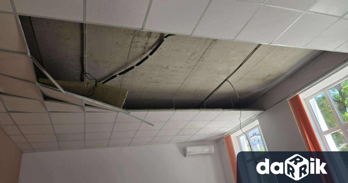 Пукнатини по фасадата пропаднала настилка на спортната площадка влага и