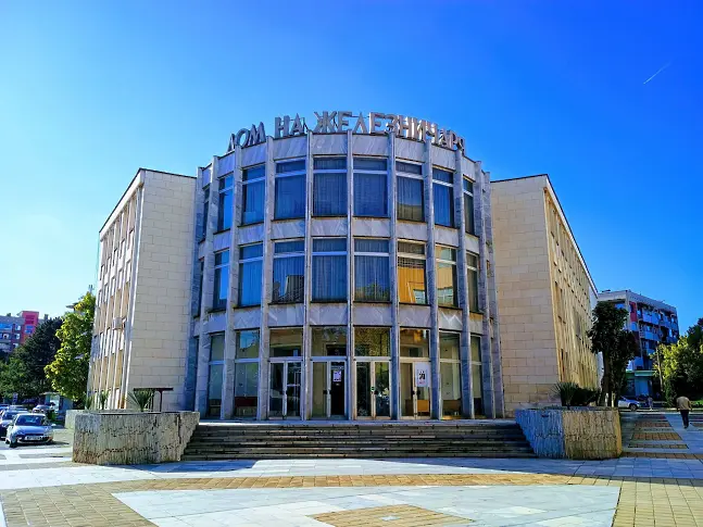 Домът на железничаря вече е собственост на Община Мездра