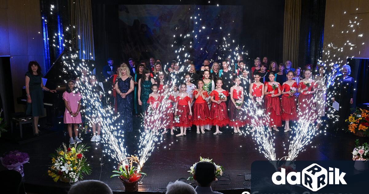 С празничен концерт сливенското читалище Зора 1860 отбеляза 165 та годишнина