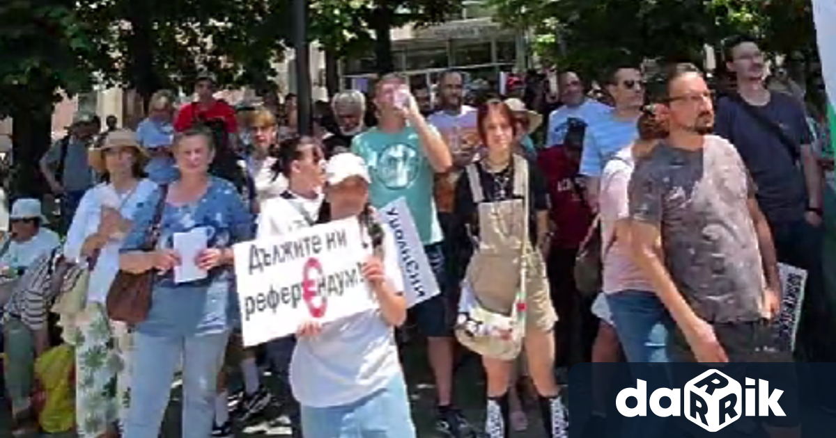 Стотици граждани се събраха на площад Съединение в Пловдив в