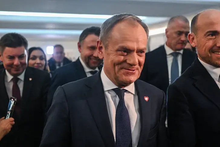 Кабинетът на Туск очаква вота на доверие след успеха на Навроцки на президентския вот