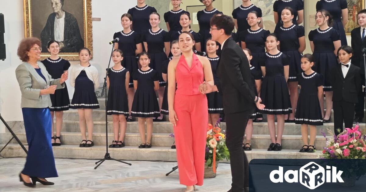 С традиционен празничен концерт Смесен хор Звъника с ръководител и