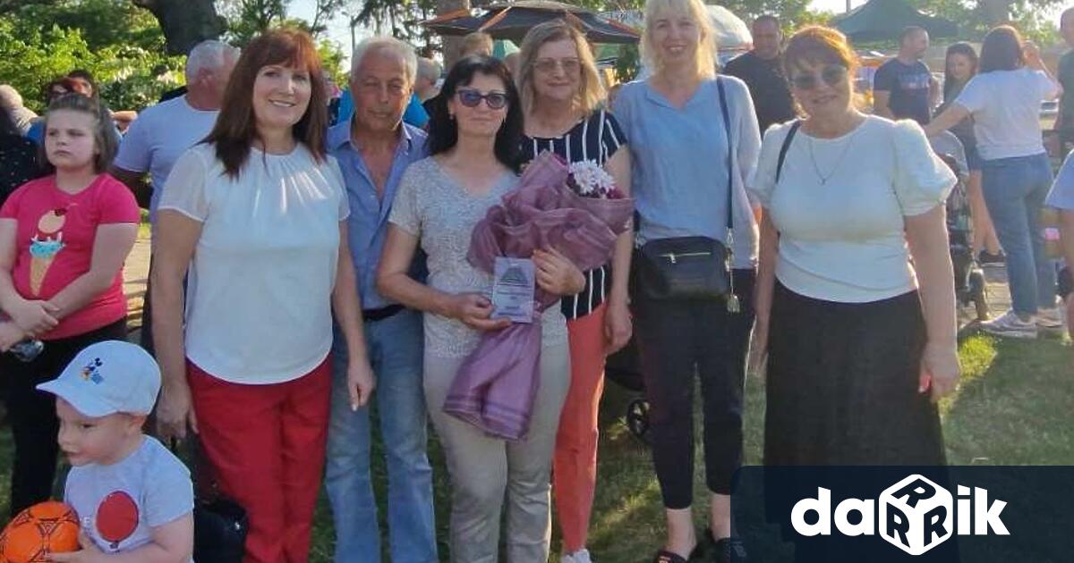 Елена Папалезова директор на Основно училище Христо Ботев в село