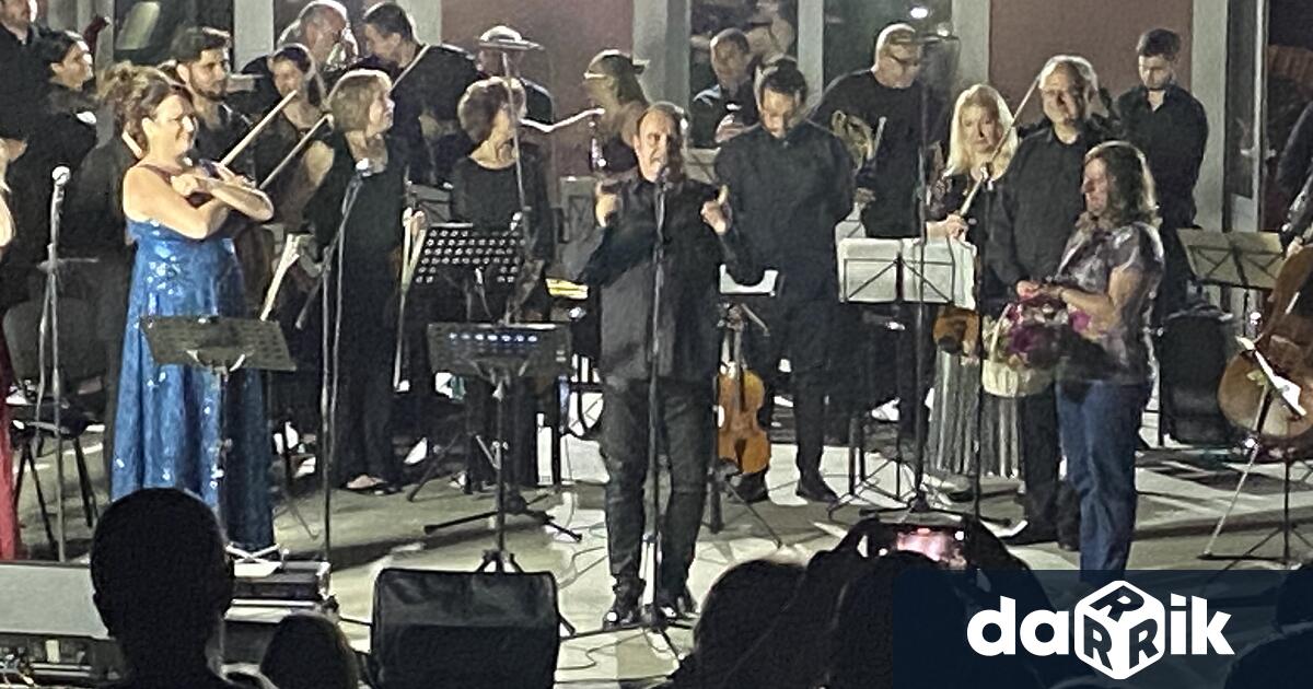 На 11 юни от 21 00 часа в Летния театър в