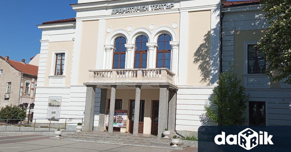 Дипломант по специалността Театрална режисура при ЮЗУ Неофит Рилски ще