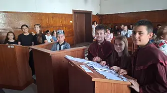  Районен съд Враца проведе симулиран съдебен процес на тема „Гората срещу Вълкът“
