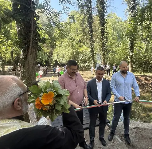 Николай Абрашев, ст. комисар Стефан Стефанов и доц. д-р Иван Малкодански прерязаха лентата на възстановено мостче и горски кът в парк „Кайлъка“