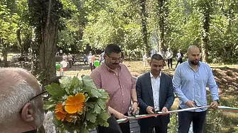 Николай Абрашев, ст. комисар Стефан Стефанов и доц. д-р Иван Малкодански прерязаха лентата на възстановено мостче и горски кът в парк „Кайлъка“