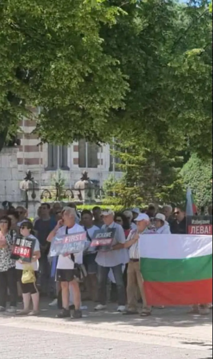 Протест срещу приемането на еврото  се проведе и в Плевен/СНИМКИ/