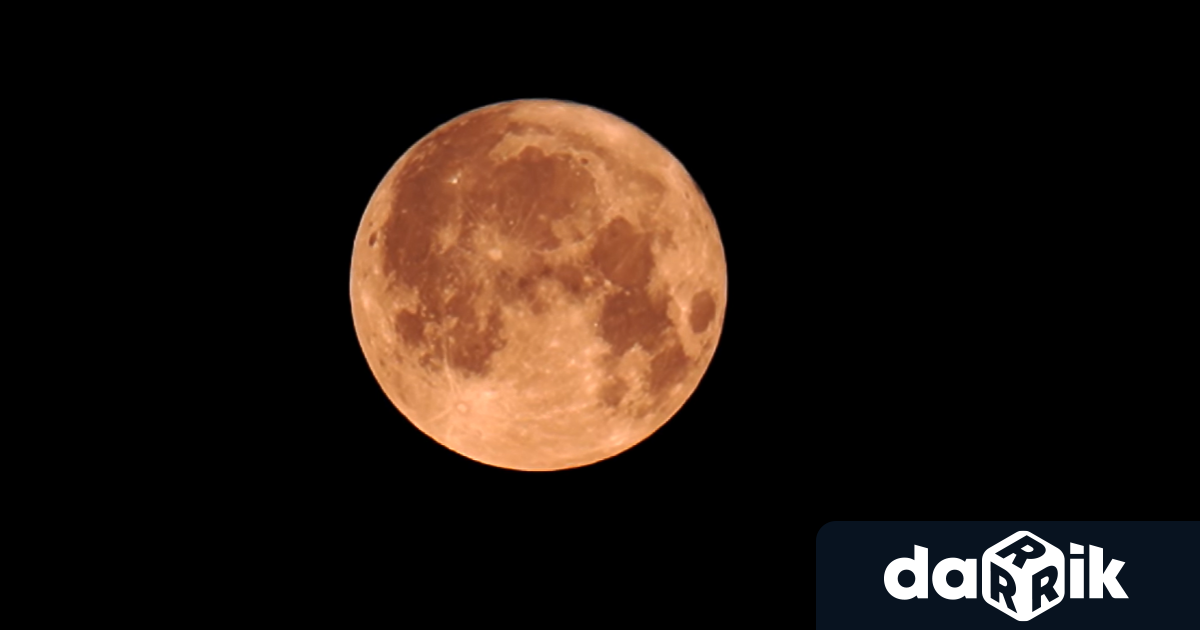 Ярка Ягодова луна озари небето в нощта срещу четвъртък като