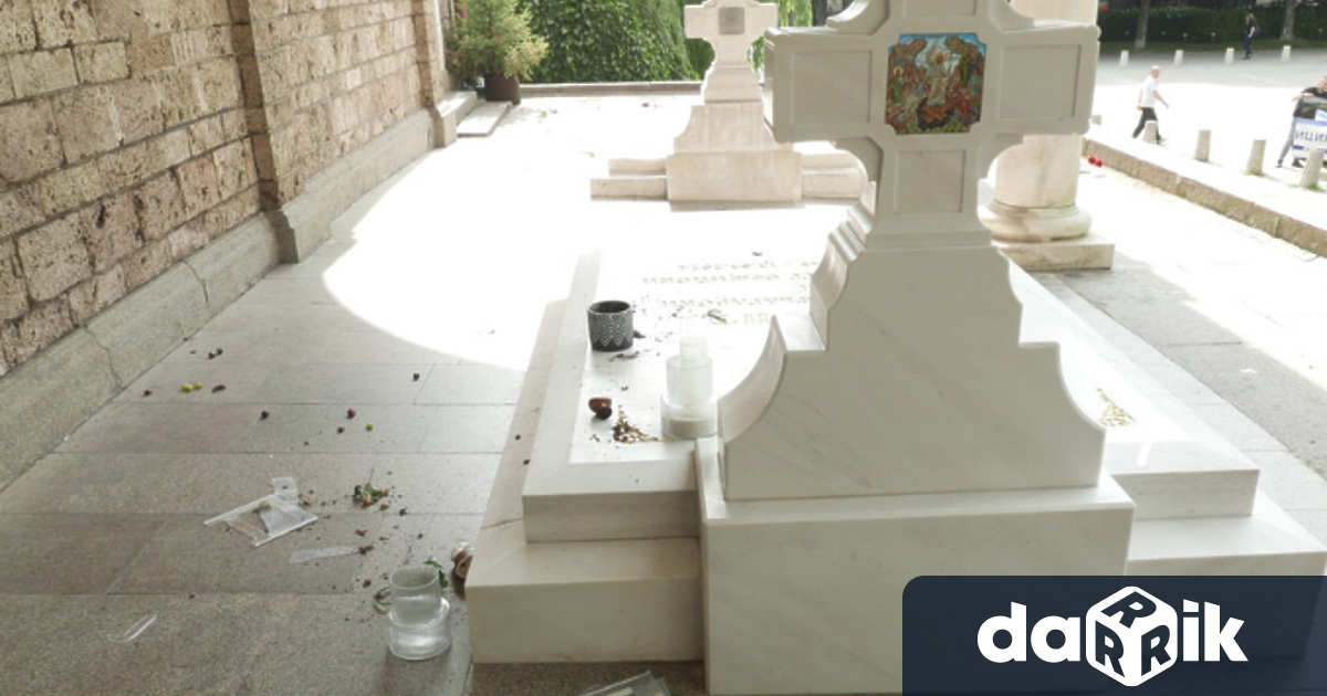 Гробовете на покойнитепатриарх Неофит и екзарх Йосиф разположени във външния