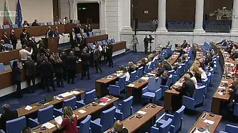 „Възраждане“ окупираха трибуната в НС, стигна се до физически сблъсък между депутати