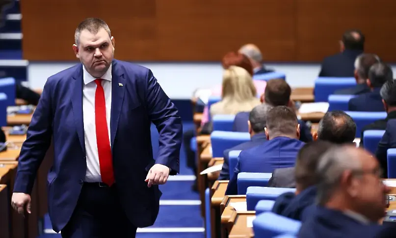 Пеевски подкрепя Митов: Няма основания за оставка