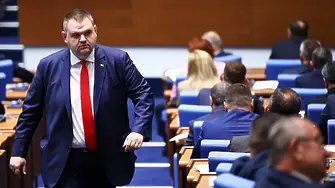 Пеевски подкрепя Митов: Няма основания за оставка