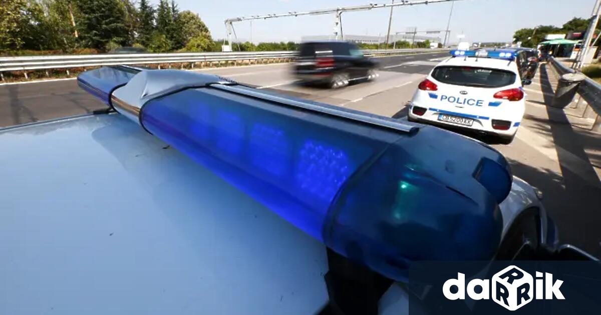 Катастрофирал самостоятелно камион затруднява движението по международния булевард България в
