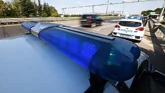 Камион „кацна“ на мантинелата – спряха движението към Дунав мост