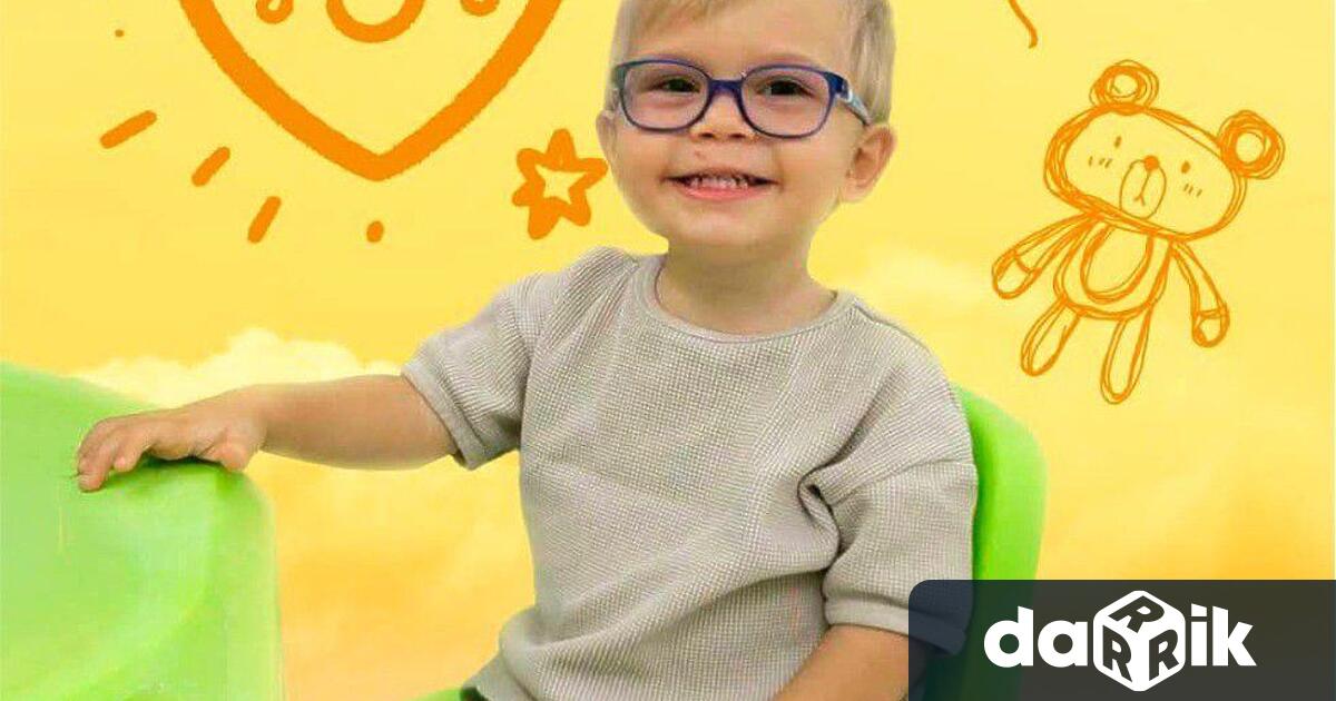 Той е само на две но вече знае какво е