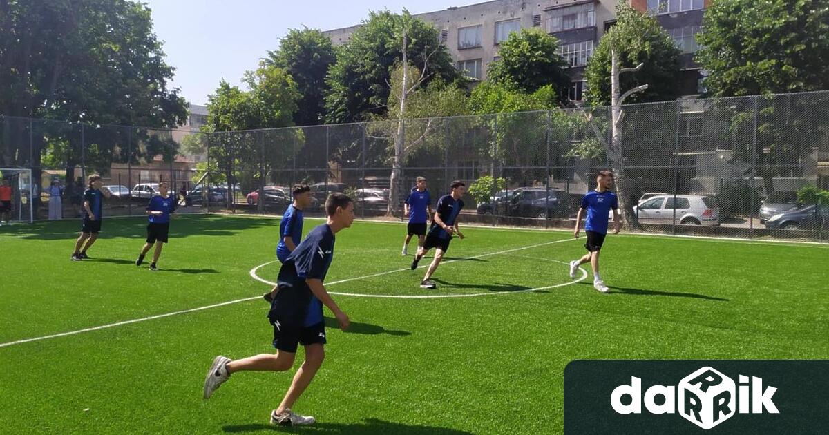 Професионалната гимназия Димитраки Хаджитошин вече разполага с ново футболно игрище