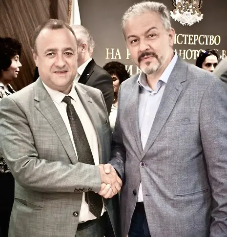 Кметът д-р Иван Иванов и министърът на регионалното развитие и благоустройство подписаха споразумения за стартиране на два инфраструктурни проекта
